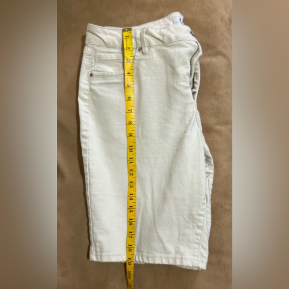d.jeans brand size 14. Classic & comfy pair of cream colored shorts. - Picture 5 of 5